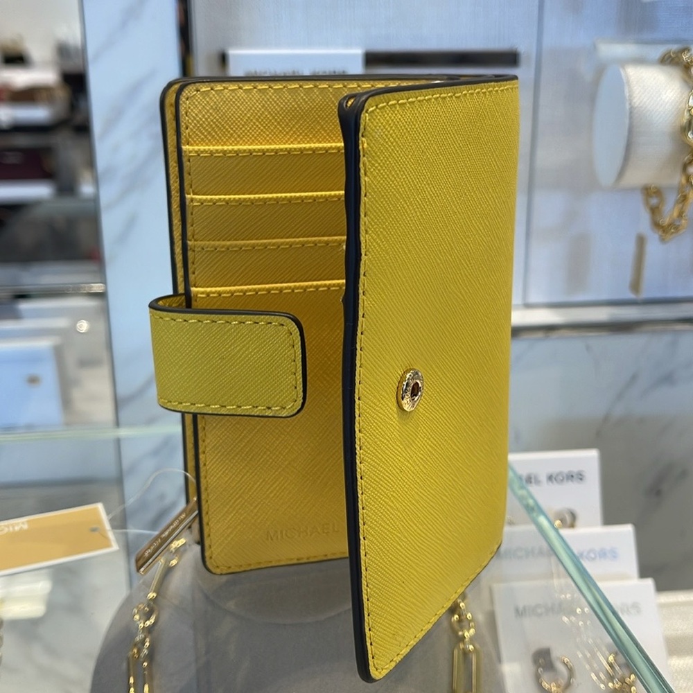 Michael Kors Medium Crossgrain Leather Wallet
COLOR GOLDEN YELLOW
NWT - Picture 11 of 16